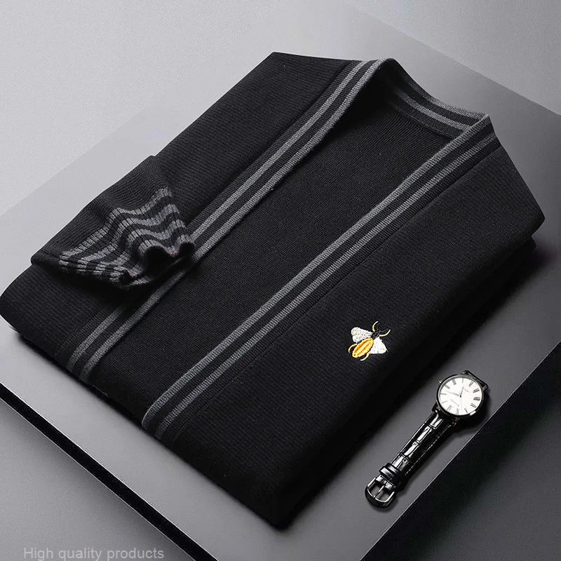 Mewah Kelas Atas Lebah Kecil Bordir Rajutan Kardigan Pria Semi dan Musim Gugur Tren Baru Merek Rekreasi Korea Sweater
Mewah Kelas Atas Lebah Kecil Bordir Rajutan Kardigan Pria Semi dan Musim Gugur Tren Baru Merek Rekreasi Korea Sweater
