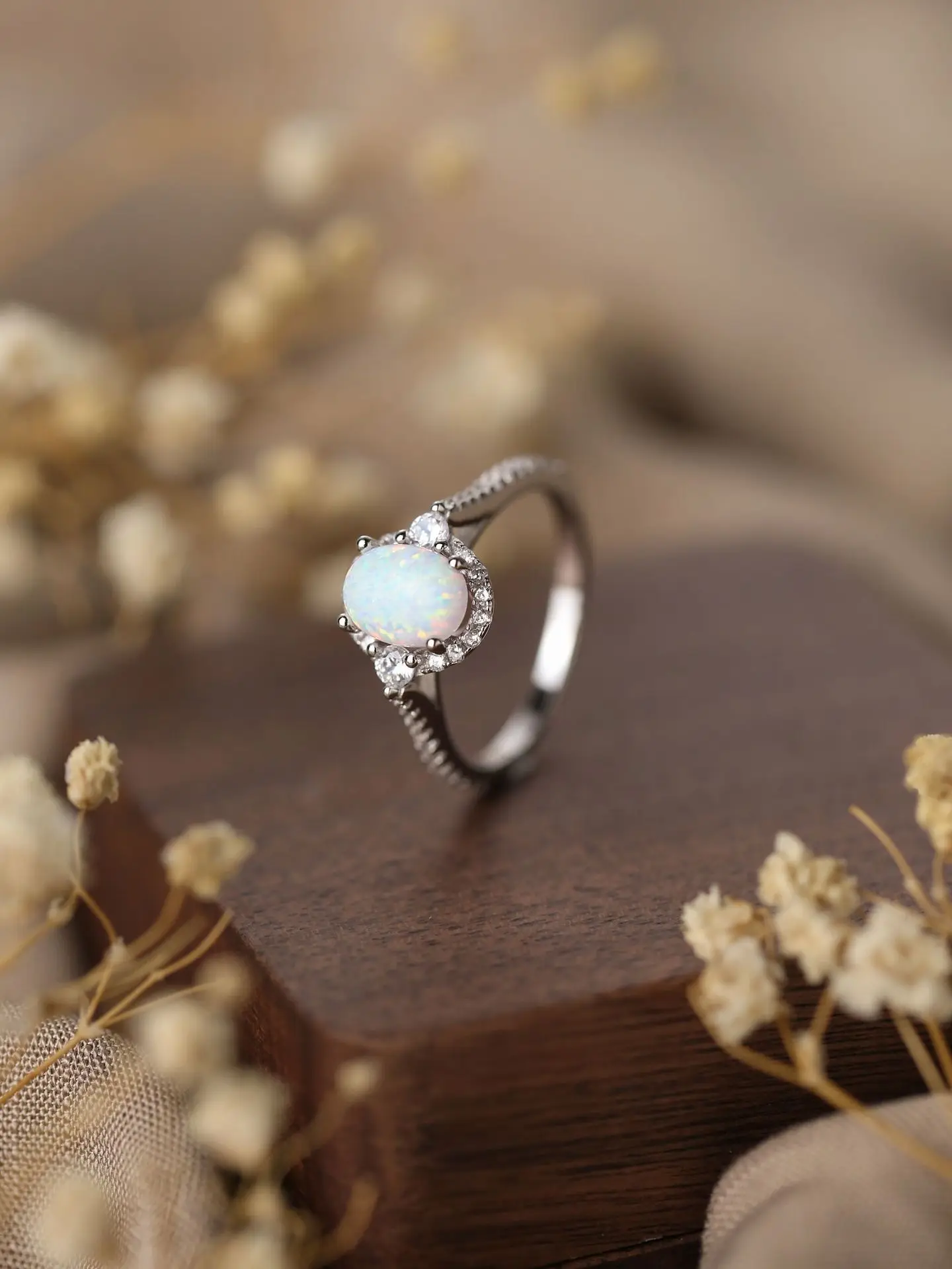 

Женское кольцо из серебра 2023 пробы, с платиновым и белым драгоценным камнем
