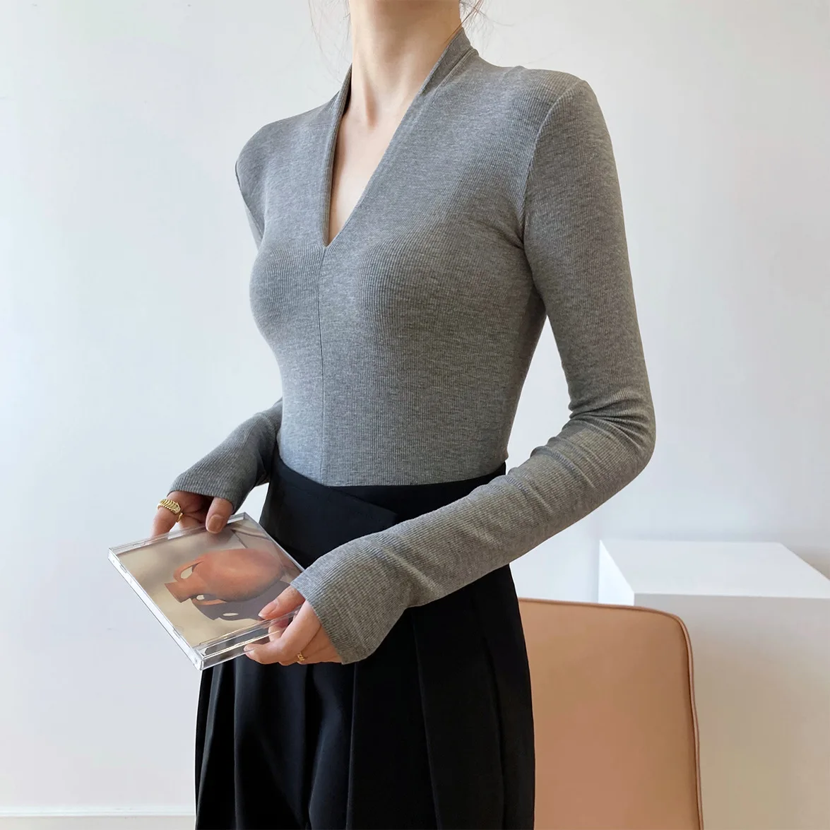 2023 early spring new net red V-neck long-sleeved t-shirt women's bottoming shirt top
2023 early spring new net red V-neck long-sleeved t-shirt women's bottoming shirt top