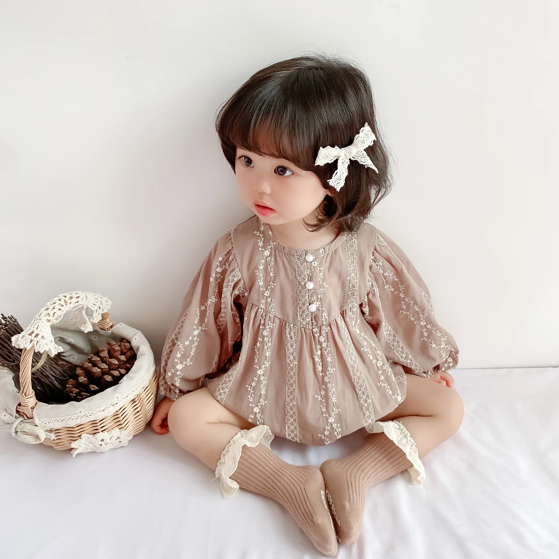 Spring Autumn Retro Lace Embroidered Pearl Single Breasted Long Sleeve Newborn Baby Girls Jumpsuit Cute Cotton Infant Bodysuit
Spring Autumn Retro Lace Embroidered Pearl Single Breasted Long Sleeve Newborn Baby Girls Jumpsuit Cute Cotton Infant Bodysuit
