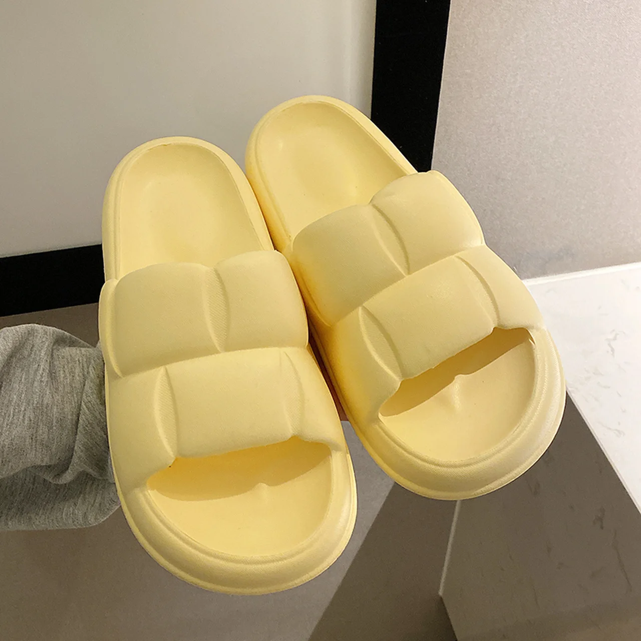 Ladies slippers fashion summer non-slip slippers casual sandals thick-soled bathroom couple slippers Zapatillas Mujer plus size
Ladies slippers fashion summer non-slip slippers casual sandals thick-soled bathroom couple slippers Zapatillas Mujer plus size