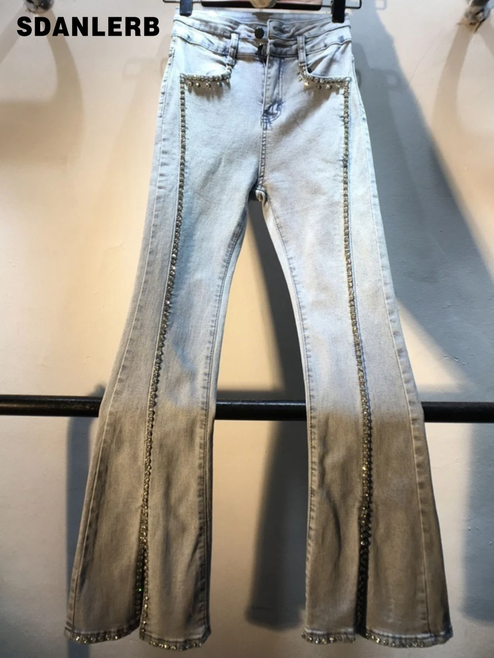 Европейская станция 2022 весна/осень Новые расклешенные джинсовые брюки изысканные стразы с высокой талией облегающие джинсы с разрезом 
Европейская станция 2022 весна/осень Новые расклешенные джинсовые брюки изысканные стразы с высокой талией облегающие джинсы с разрезом