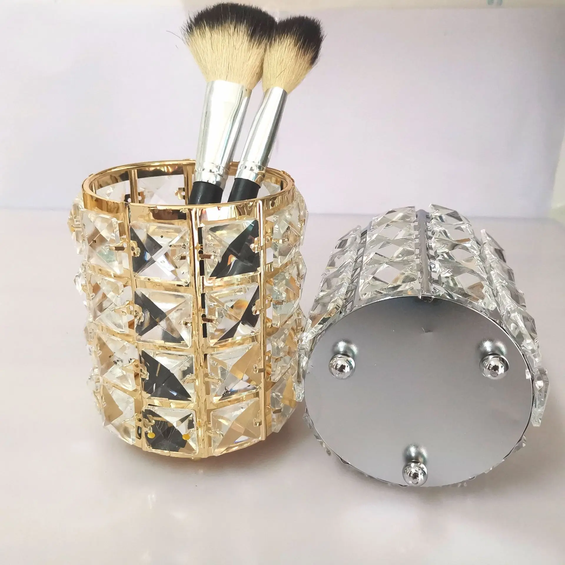 Europe Metal Makeup Brush Storage Tube Eyebrow Pencil Makeup Organizer Bead Crystal Jewelry Storage Box Makeup Brush Holder
Europe Metal Makeup Brush Storage Tube Eyebrow Pencil Makeup Organizer Bead Crystal Jewelry Storage Box Makeup Brush Holder