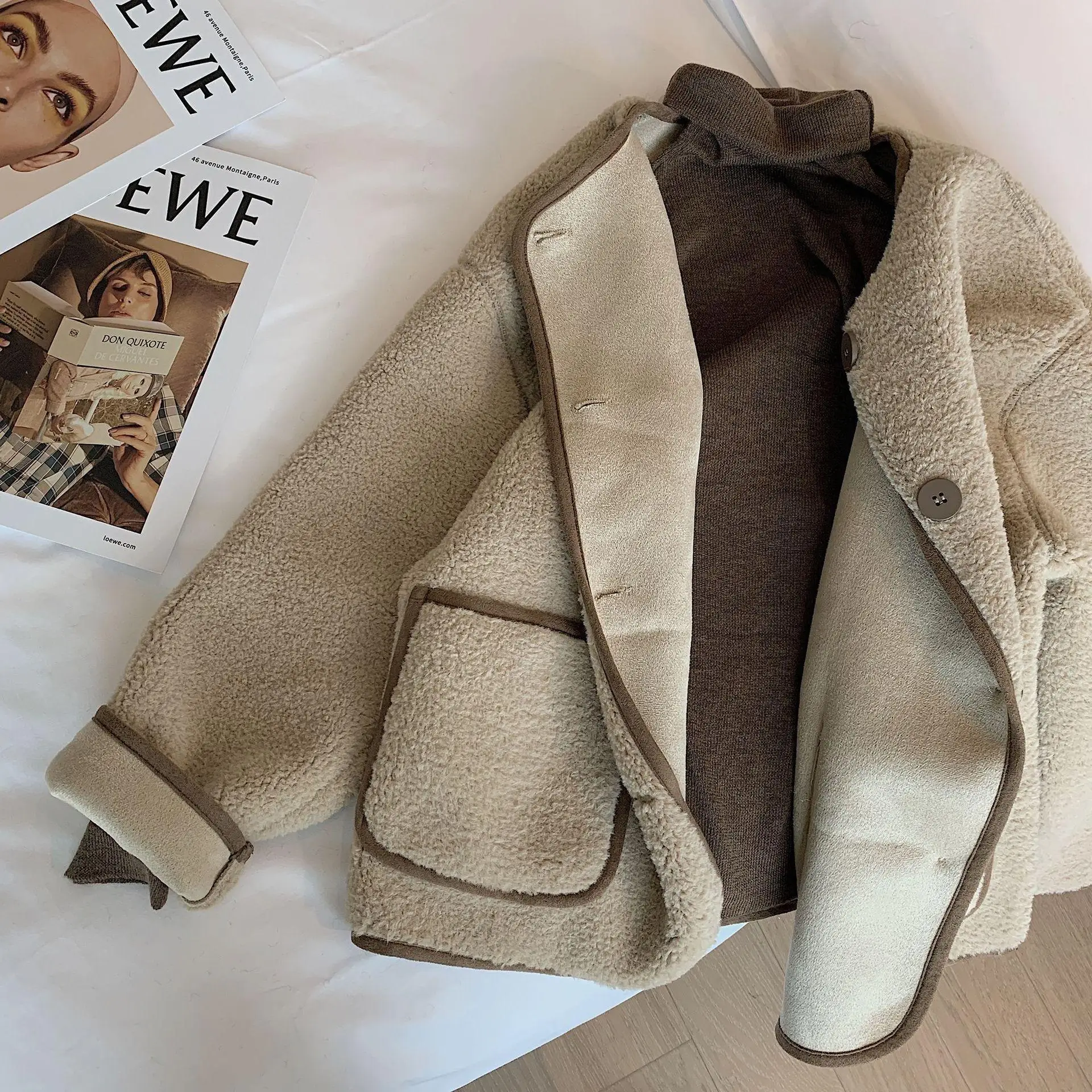 Khaki round neck lamb wool coat women's new loose cashmere top in autumn and winter 2022
Khaki round neck lamb wool coat women's new loose cashmere top in autumn and winter 2022