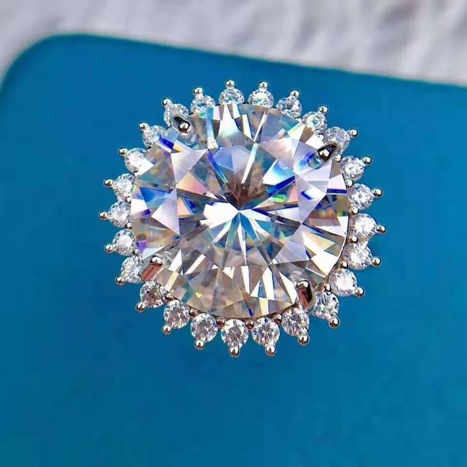 New Domineering Sunflower Moissanite Ring 10 Carat Hearts and Arrows Ring Women's Jewelry Accessories
New Domineering Sunflower Moissanite Ring 10 Carat Hearts and Arrows Ring Women's Jewelry Accessories