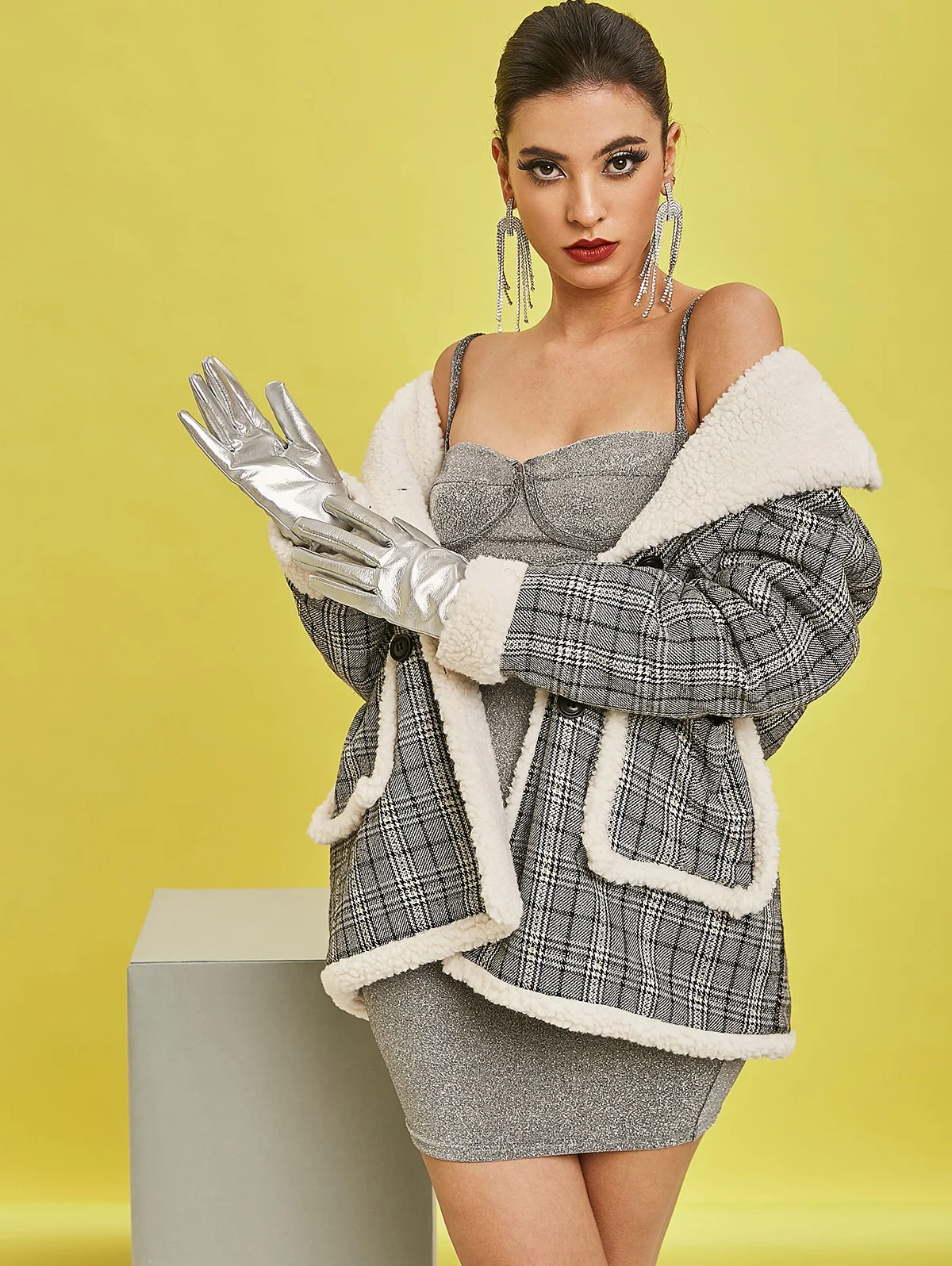 ZAFUL Plaid Drop Shoulder Teddy Lined Pocket Coat Women Double Breasted Long Jacket Winter Outwear
ZAFUL Plaid Drop Shoulder Teddy Lined Pocket Coat Women Double Breasted Long Jacket Winter Outwear