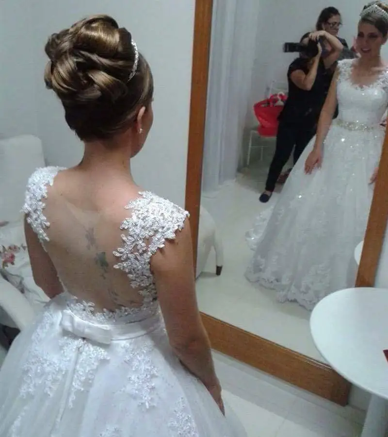 Ball Gown Lace Appliques Vintage Wedding Dress Vestido De Noiva Sweep Train Bead Belt Sexy Illsion Back Wedding Gowns
Ball Gown Lace Appliques Vintage Wedding Dress Vestido De Noiva Sweep Train Bead Belt Sexy Illsion Back Wedding Gowns