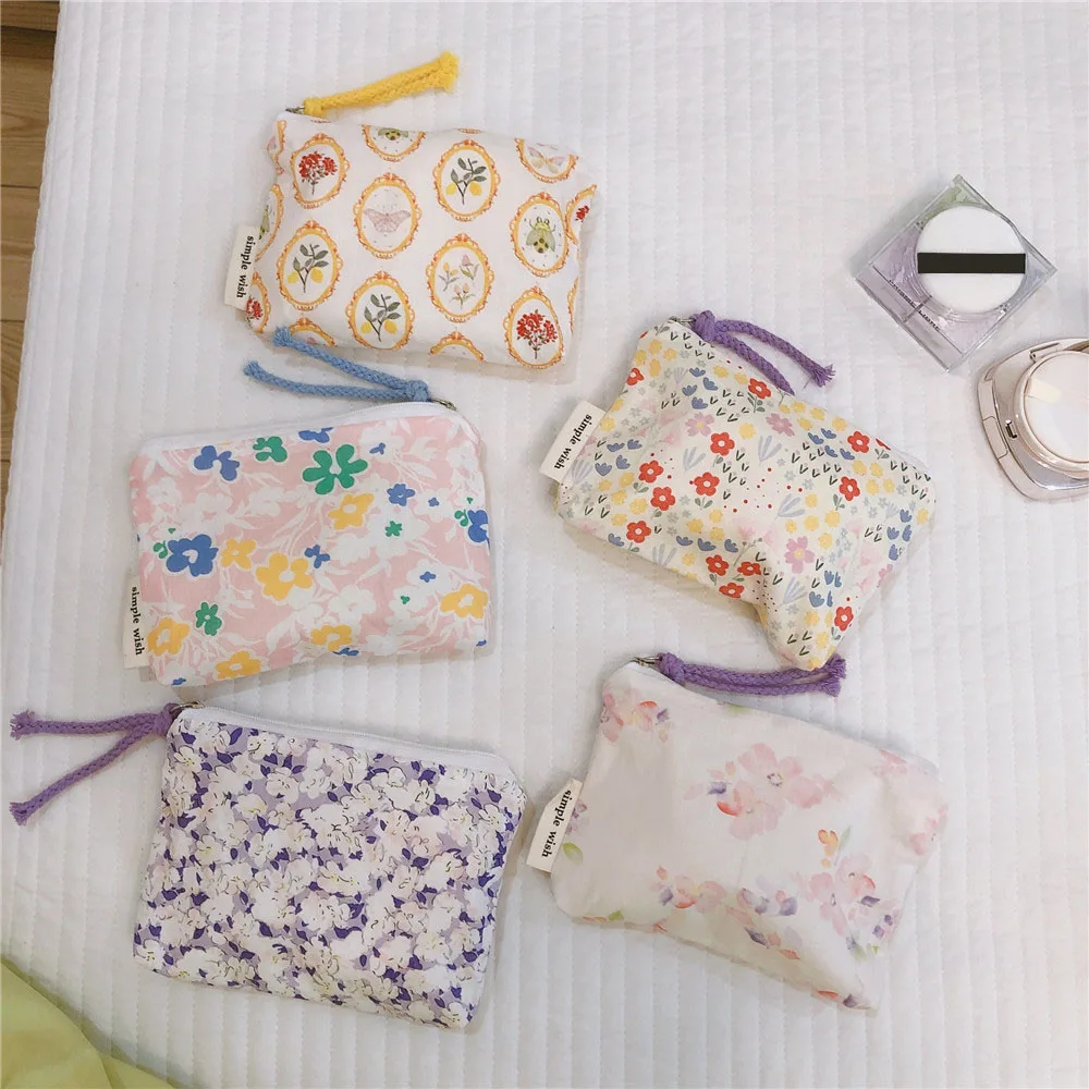 Women Flower Print Makeup Lipstick Key Earphone Bags Travel Organizer Sweet Girls Sanitary Napkin Pad Cosmetic Storage Bag
Women Flower Print Makeup Lipstick Key Earphone Bags Travel Organizer Sweet Girls Sanitary Napkin Pad Cosmetic Storage Bag