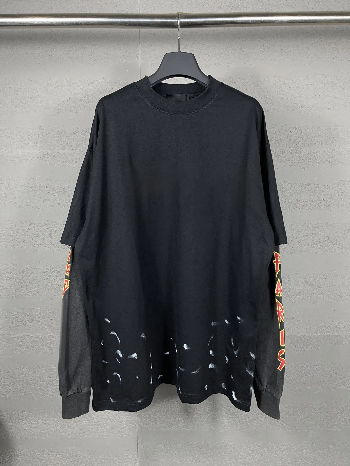Fall/Winter 2023 Men's High Quality Lightning Letter Straight Crack Print Frayed Distressed Panels Long Sleeve T-shirt
Fall/Winter 2023 Men's High Quality Lightning Letter Straight Crack Print Frayed Distressed Panels Long Sleeve T-shirt