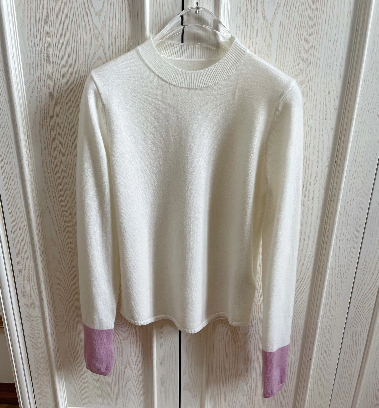 Pure wool half-height crewneck long-sleeved sweater cuff matching color slit design is also very fashionable single wear
Pure wool half-height crewneck long-sleeved sweater cuff matching color slit design is also very fashionable single wear