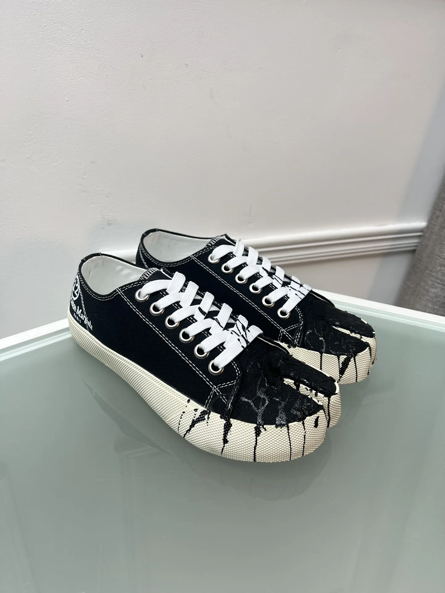 Mm6 Margiela Men's Women's Horseshoe Shoes Fashion Ink Splash Design Split Lace Canvas Shoes Split Toe Canvas Flat Shoes
Mm6 Margiela Men's Women's Horseshoe Shoes Fashion Ink Splash Design Split Lace Canvas Shoes Split Toe Canvas Flat Shoes