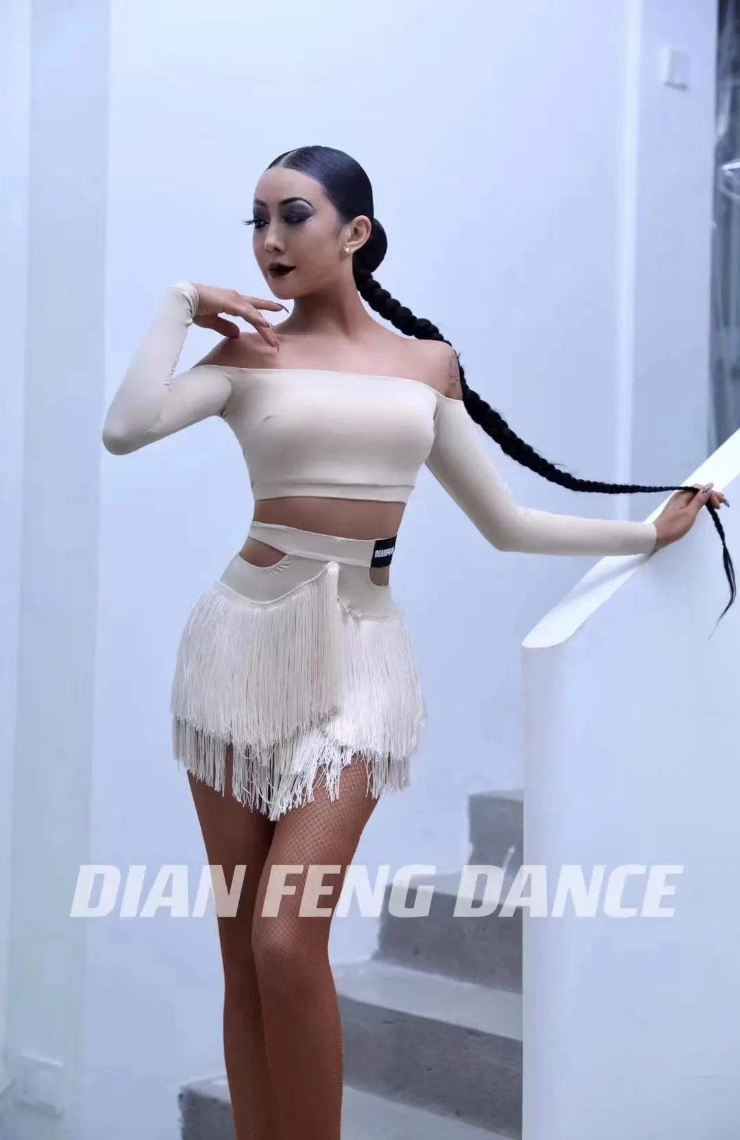 Топ с воротником-стойкой и юбка с кисточками для латиноамериканских танцев
Топ с воротником-стойкой и юбка с кисточками для латиноамериканских танцев