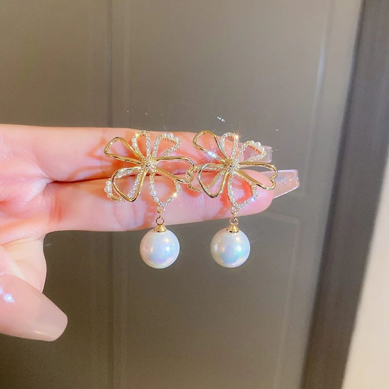 DREJEW Golden Hollow Flower Drop Earrings Elegant Imitation Pearl Zircon Dangle Earrings For Women Ear Jewelry 925 Silver Needle
DREJEW Golden Hollow Flower Drop Earrings Elegant Imitation Pearl Zircon Dangle Earrings For Women Ear Jewelry 925 Silver Needle