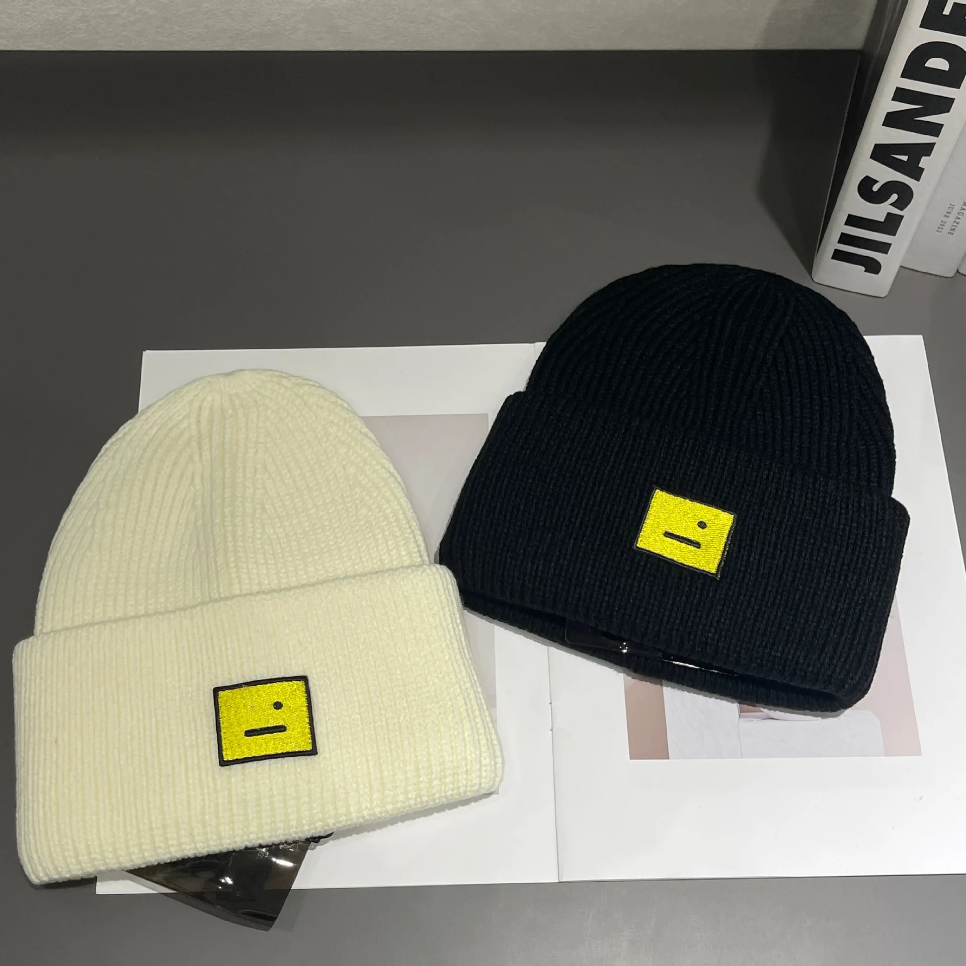 Оптовая продажа, мужские и женские зимние шапки для студийной фотосъемки
Оптовая продажа, мужские и женские зимние шапки для студийной фотосъемки