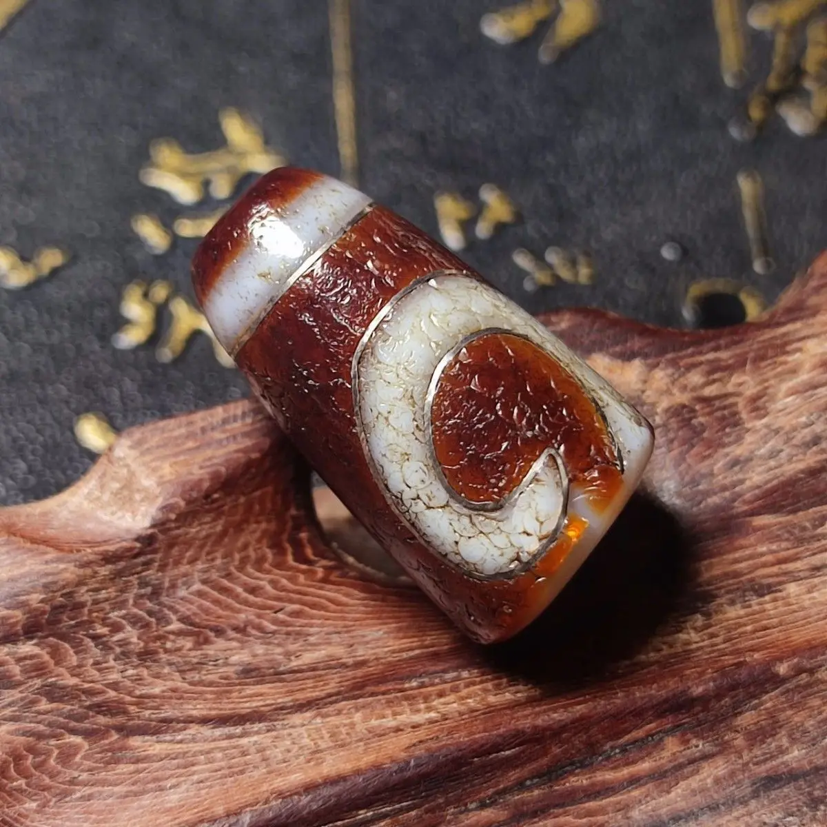 Tibet Agate Dzi Weathered Silver Silk Inlaid with Ruyi Gou Tianzhu Broken Beads, Eternal Remnant Beads DIY Accessories
Tibet Agate Dzi Weathered Silver Silk Inlaid with Ruyi Gou Tianzhu Broken Beads, Eternal Remnant Beads DIY Accessories
