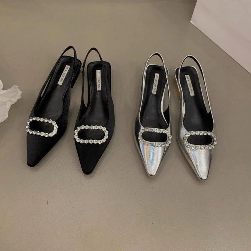 Женские босоножки с острым носком, на низком каблуке
Женские босоножки с острым носком, на низком каблуке