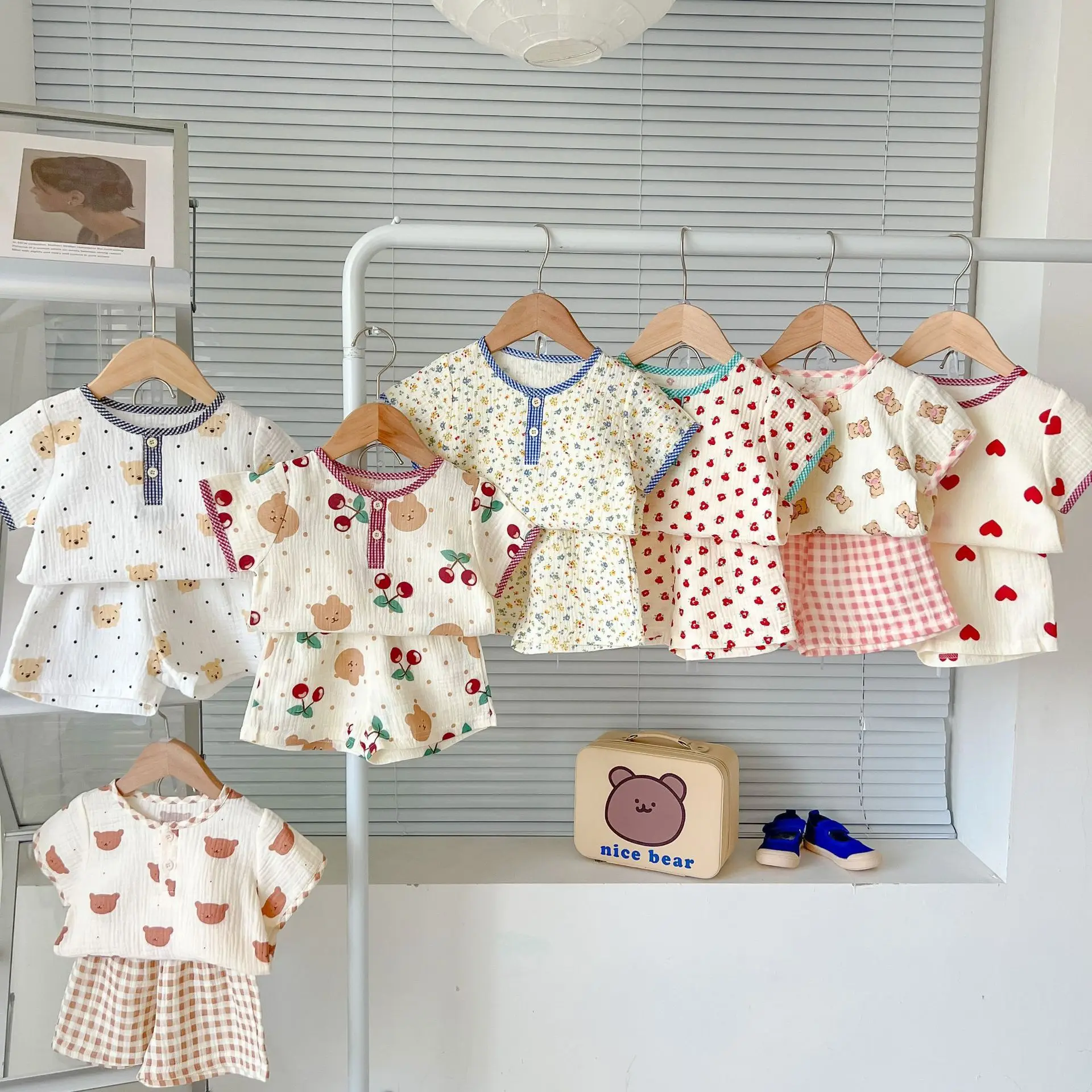 Kid Summer New Casual Set Cute Bear T-shirt Baby Girl Cherry Short Sleeves Tops And Simple Plaid Loose Cotton Shorts Boy Suit
Kid Summer New Casual Set Cute Bear T-shirt Baby Girl Cherry Short Sleeves Tops And Simple Plaid Loose Cotton Shorts Boy Suit