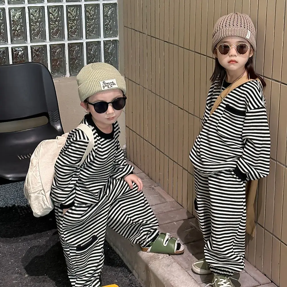 Комплект детской одежды, новинка 2023, модная весенне-осенняя полосатая толстовка и брюки в Корейском стиле, комплект из двух предметов для мальчиков и девочек
Комплект детской одежды, новинка 2023, модная весенне-осенняя полосатая толстовка и брюки в Корейском стиле, комплект из двух предметов для мальчиков и девочек