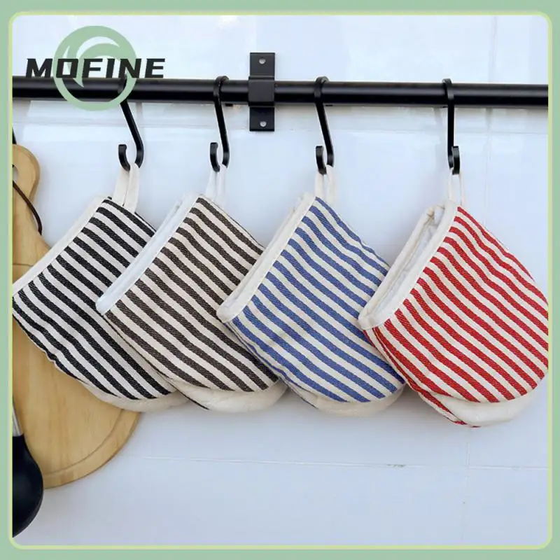 Striped Pattern Comfortable Baking Heat Insulated Gloves Thickened Insulated Oven Gloves Modern Minimalist Microwave Gloves
Striped Pattern Comfortable Baking Heat Insulated Gloves Thickened Insulated Oven Gloves Modern Minimalist Microwave Gloves