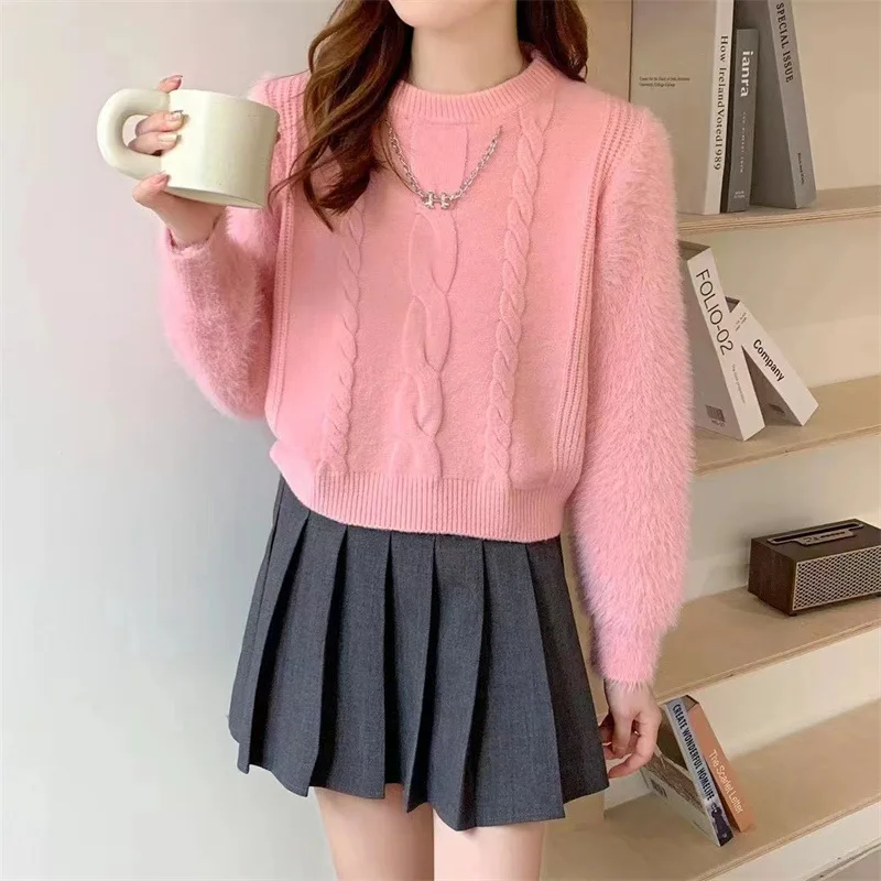 Autumn and winter new mink-like knitted stitching temperament commuter sweater women's short jacket
Autumn and winter new mink-like knitted stitching temperament commuter sweater women's short jacket