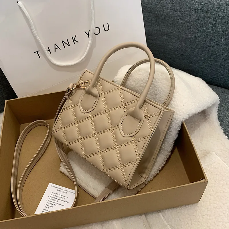 Popular Texture Embroidery Line New Small Square Bag Retro Fashion Single Shoulder Diagonal Handbag Crossbody Bags for Women
Popular Texture Embroidery Line New Small Square Bag Retro Fashion Single Shoulder Diagonal Handbag Crossbody Bags for Women