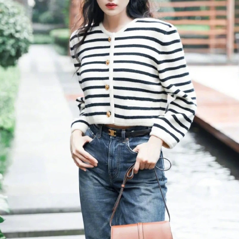 Women's O-neck Striped Knitted Cardigan Autumn and Winter New Female Fashion Commuter Loose Single-breasted Short Jacket Top
Women's O-neck Striped Knitted Cardigan Autumn and Winter New Female Fashion Commuter Loose Single-breasted Short Jacket Top