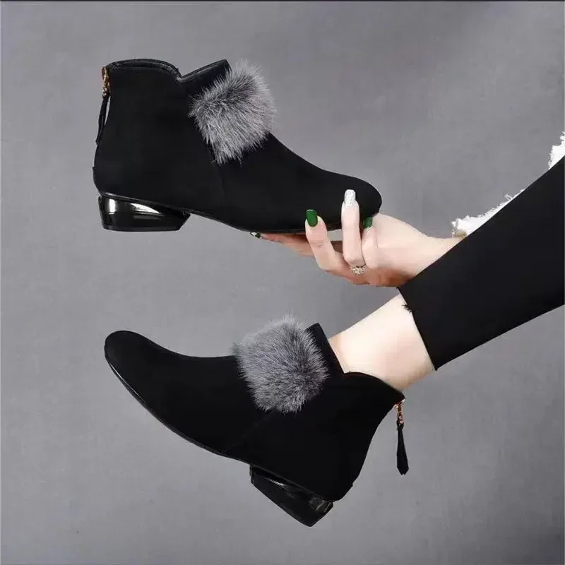 

Ботильоны для женщин 2023 зимние меховые теплые модные женские ботинки на низком каблуке Нескользящие современные ботинки из искусственной замши черные ботинки с круглым носком