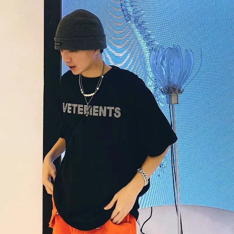 2022 Summer New Oversized Vetements Rhinestone Hot Diamond LOGO Loose Men and Women
2022 Summer New Oversized Vetements Rhinestone Hot Diamond LOGO Loose Men and Women