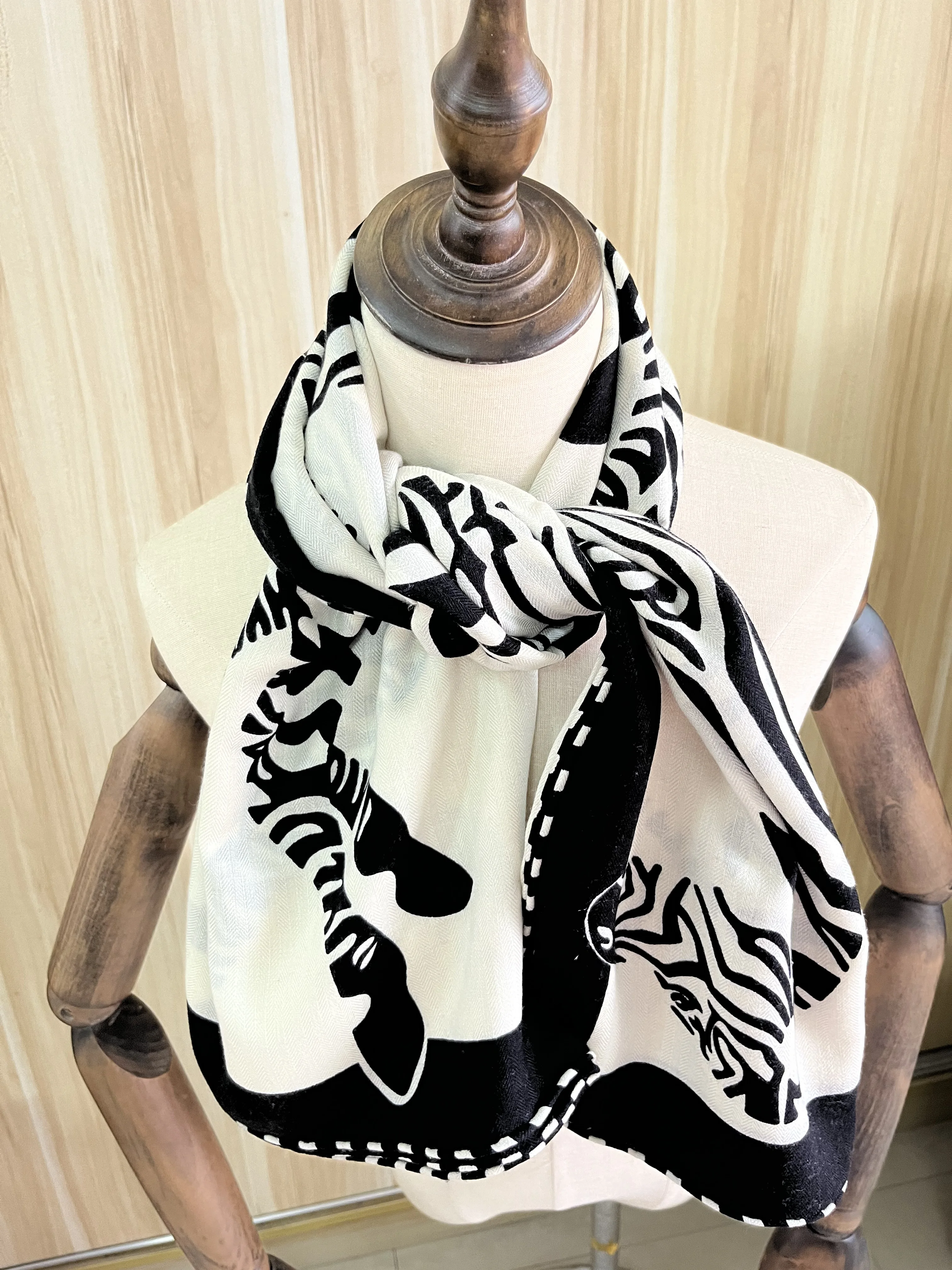 2022 new arrival autumn winter white 140*140 cm animal scarf 70% cashmere 30% silk scarf wrap for women lady girl
2022 new arrival autumn winter white 140*140 cm animal scarf 70% cashmere 30% silk scarf wrap for women lady girl