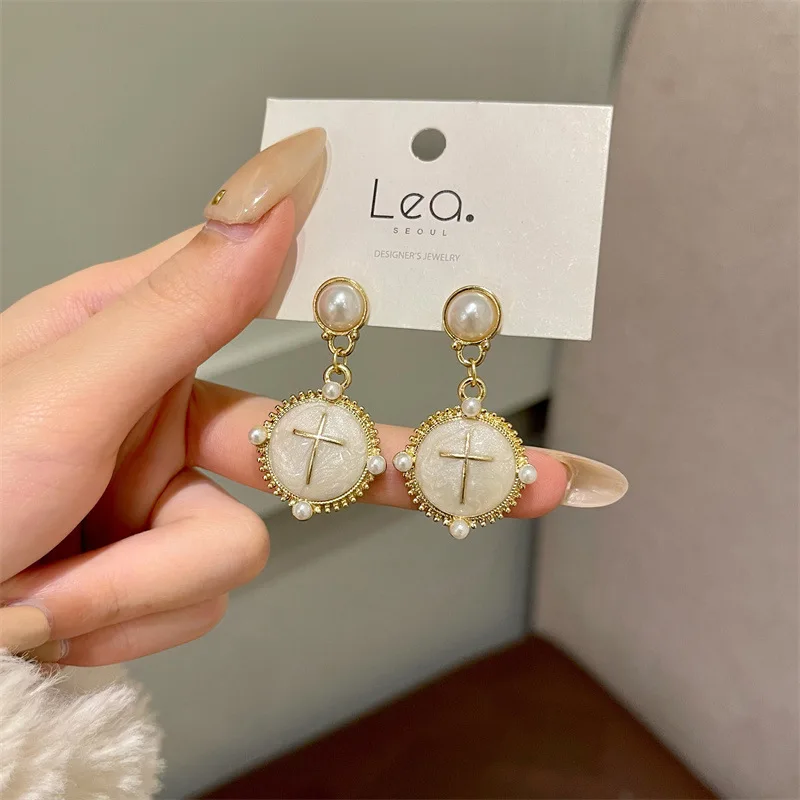 Exquisite Cross Temperament Luxury Womens Earrings Pearls Gentle Vintage Clip Earrings Trendy Aesthetic Jewelry
Exquisite Cross Temperament Luxury Womens Earrings Pearls Gentle Vintage Clip Earrings Trendy Aesthetic Jewelry