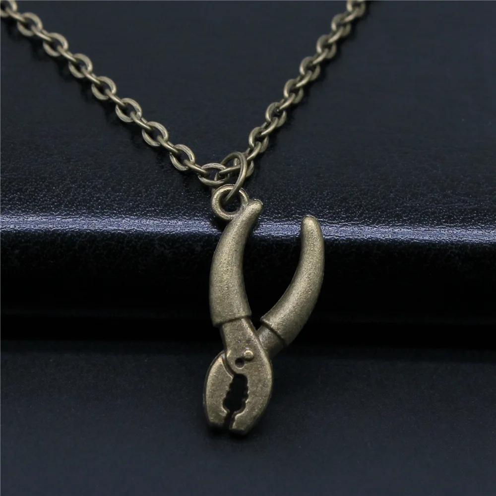 Модное простое винтажное ожерелье с кулоном 25x12 мм в античном стиле бронзового цвета с плоскогубцами для женщин 
Модное простое винтажное ожерелье с кулоном 25x12 мм в античном стиле бронзового цвета с плоскогубцами для женщин