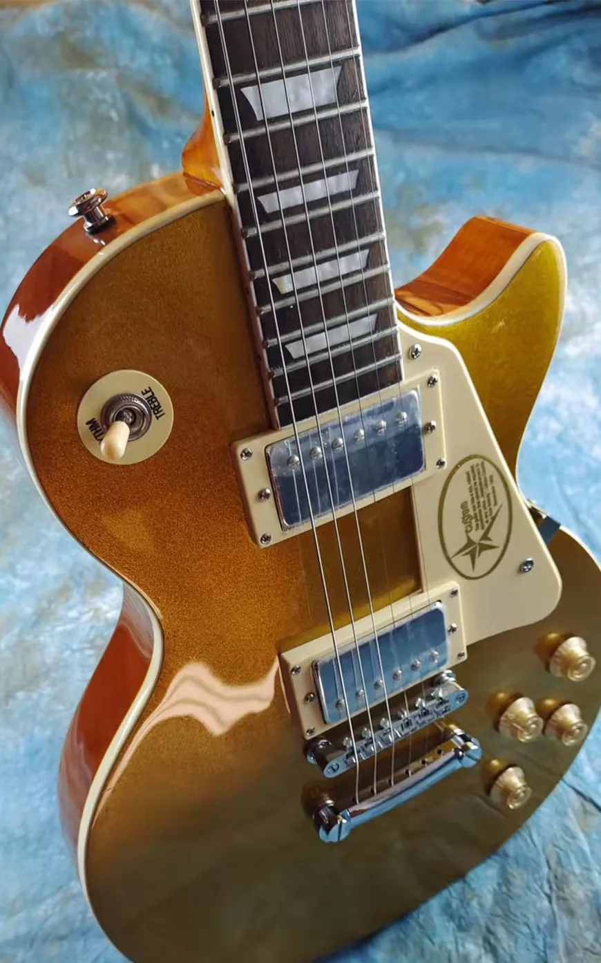 Standard Electric guitar, cream color signature guard, emerald green tuner, golden light, matt, available, quick package
Standard Electric guitar, cream color signature guard, emerald green tuner, golden light, matt, available, quick package