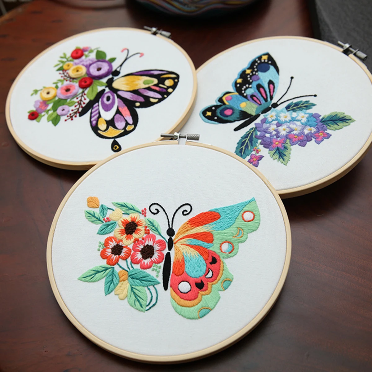 Набор для вышивания с цветами и бабочками
Набор для вышивания с цветами и бабочками