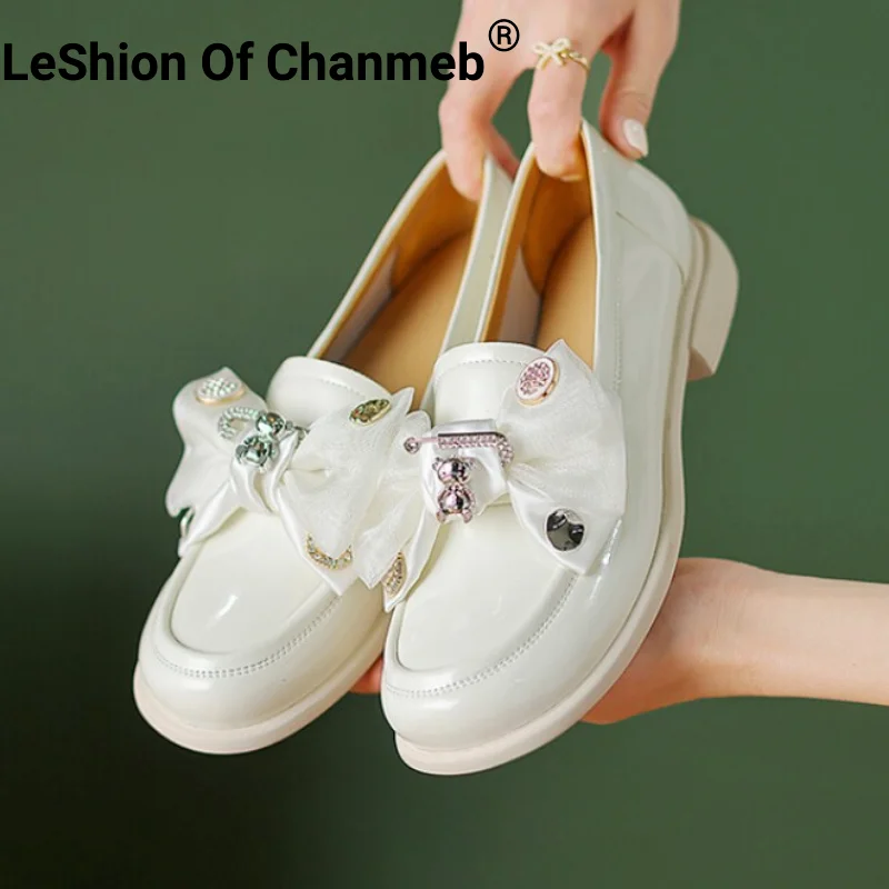 Женские лоферы LeShion от Chanmeb, лакированные кожаные туфли на плоской подошве с бантом, украшенные кристаллами, цепочкой и медведем, туфли на пл...
Женские лоферы LeShion от Chanmeb, лакированные кожаные туфли на плоской подошве с бантом, украшенные кристаллами, цепочкой и медведем, туфли на пл...
