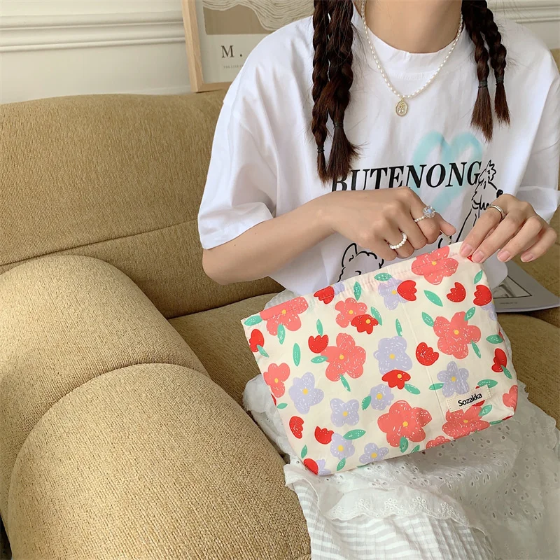 Canvas Clutch Bag for Women 2023 Student Cosmetics Cotton Cloth Female Makeup Organizer Korean Fashion Summer Zipper Phone Purse
Canvas Clutch Bag for Women 2023 Student Cosmetics Cotton Cloth Female Makeup Organizer Korean Fashion Summer Zipper Phone Purse