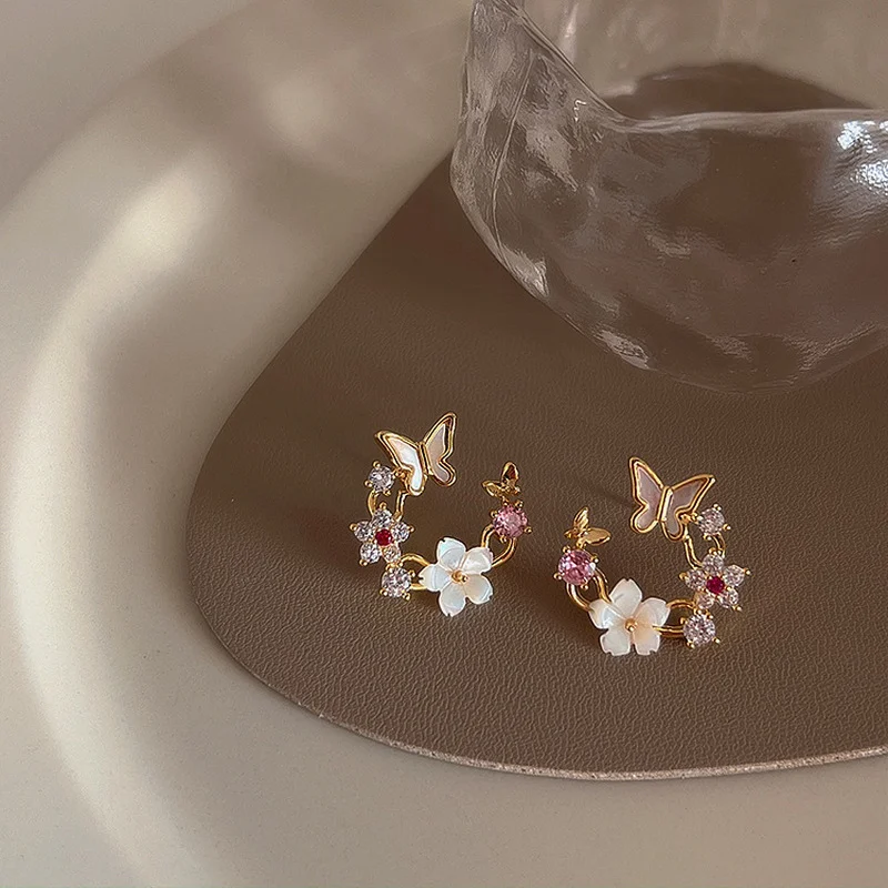 Minar Exquisite Shiny CZ Zircon White Shell Flowers Earring for Women Brass Gold Floral Stud Earrings Statement Wedding Jewelry
Minar Exquisite Shiny CZ Zircon White Shell Flowers Earring for Women Brass Gold Floral Stud Earrings Statement Wedding Jewelry