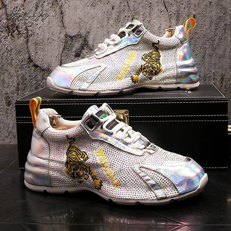 Mens Chunky Sneaker Fashion Casual Tiger Embroidery Microfiber Leather Upper Increased Internal Cover Bottom Platform Shoes
Mens Chunky Sneaker Fashion Casual Tiger Embroidery Microfiber Leather Upper Increased Internal Cover Bottom Platform Shoes