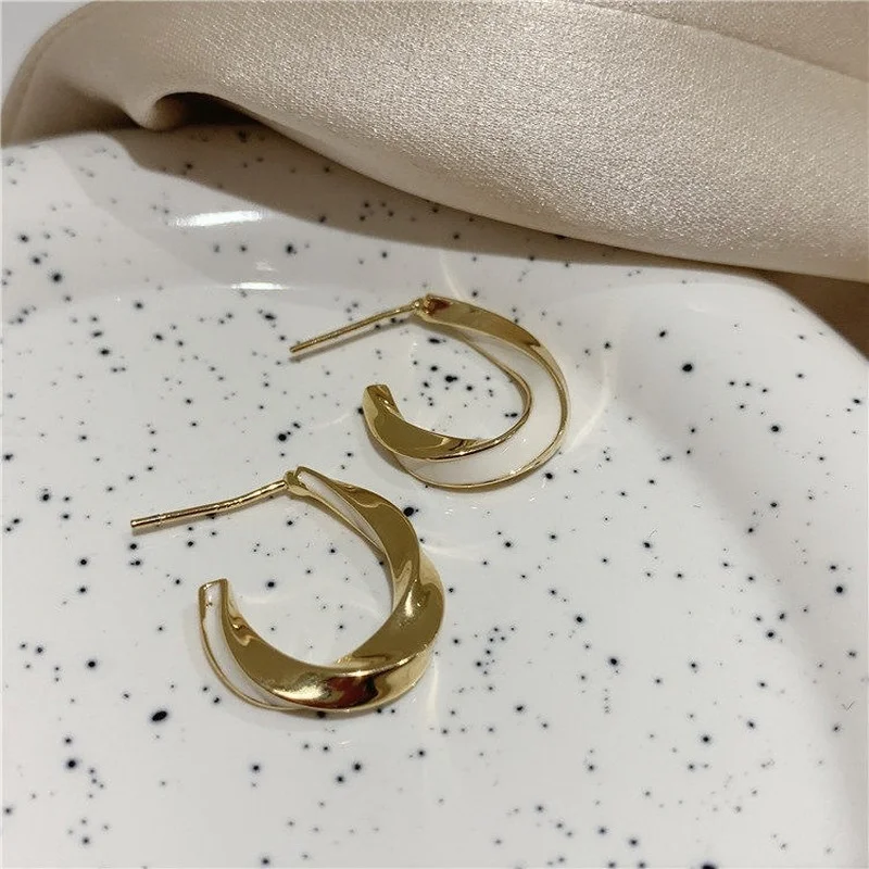 Fashion Simple Twisted Metal Earrings Half Round Geometric Earring Women's Stud Earrings Personality Vintage Jewelry Accessories
Fashion Simple Twisted Metal Earrings Half Round Geometric Earring Women's Stud Earrings Personality Vintage Jewelry Accessories