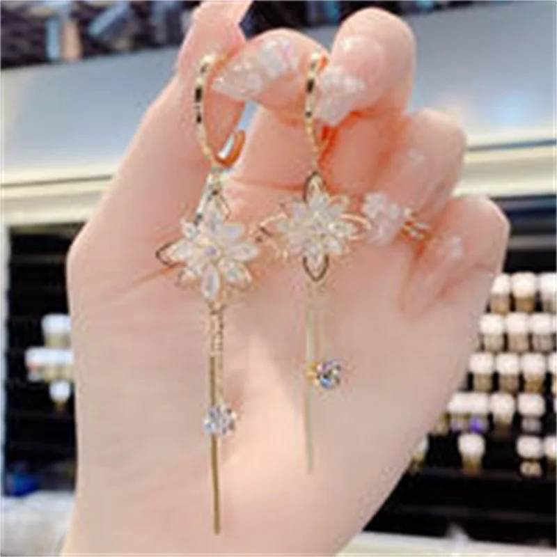 Tassel Earrings White Flowers Super Fairy Temperament Lady Net Red Long Earrings Round Face Thin Shiny Zircon Eardrop For Women
Tassel Earrings White Flowers Super Fairy Temperament Lady Net Red Long Earrings Round Face Thin Shiny Zircon Eardrop For Women