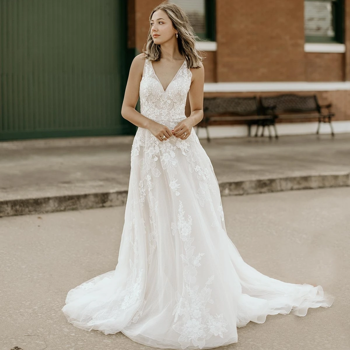 Simple A-Line Wedding Dress Straps Lace 3D Floral Applique V-Neck Backless Plus Size Custom Made Tulle Bridal Gown Women 2023
Simple A-Line Wedding Dress Straps Lace 3D Floral Applique V-Neck Backless Plus Size Custom Made Tulle Bridal Gown Women 2023