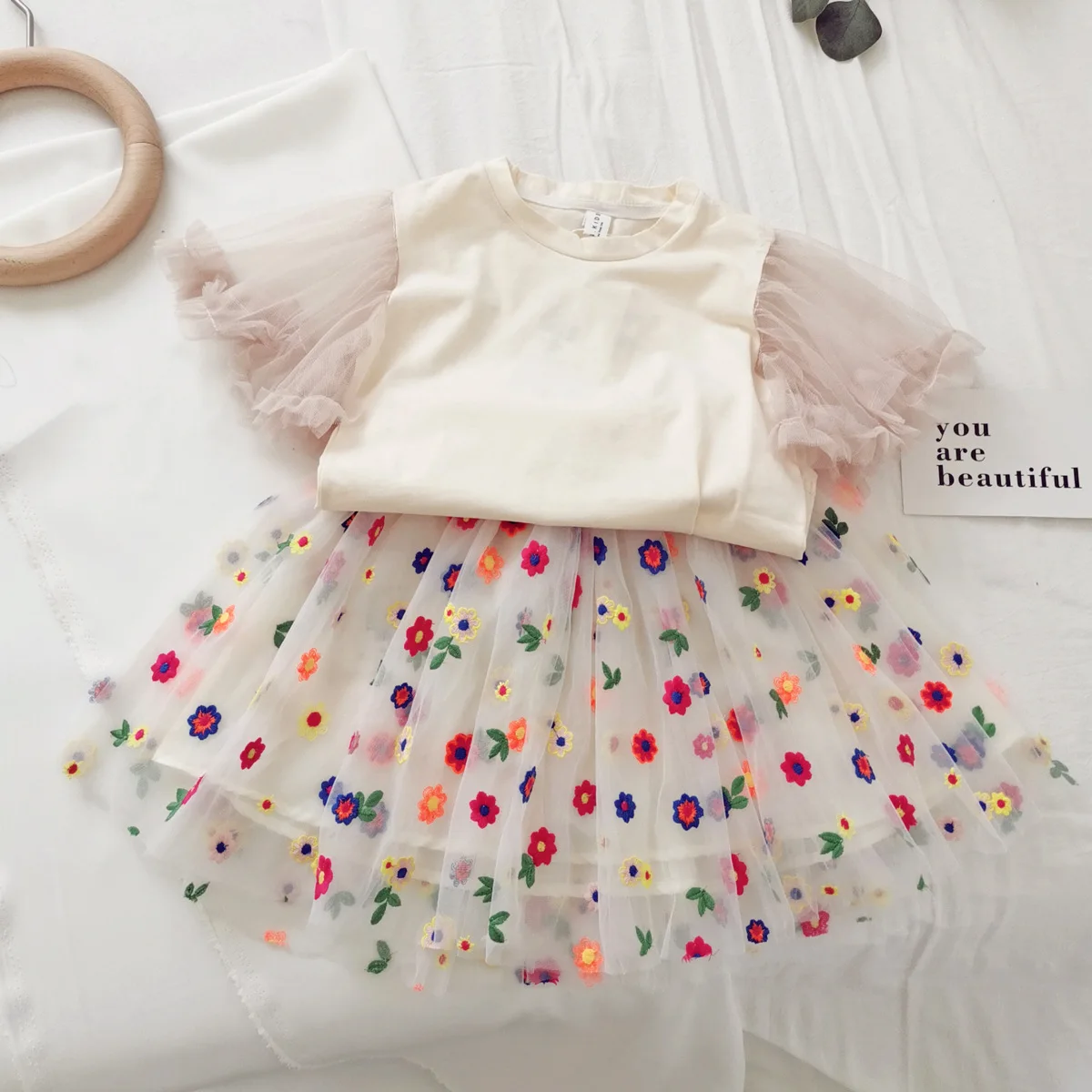 2023 new summer girls' dress Korean fashion girls' lace fly sleeve top with embroidered gauze skirt set
2023 new summer girls' dress Korean fashion girls' lace fly sleeve top with embroidered gauze skirt set