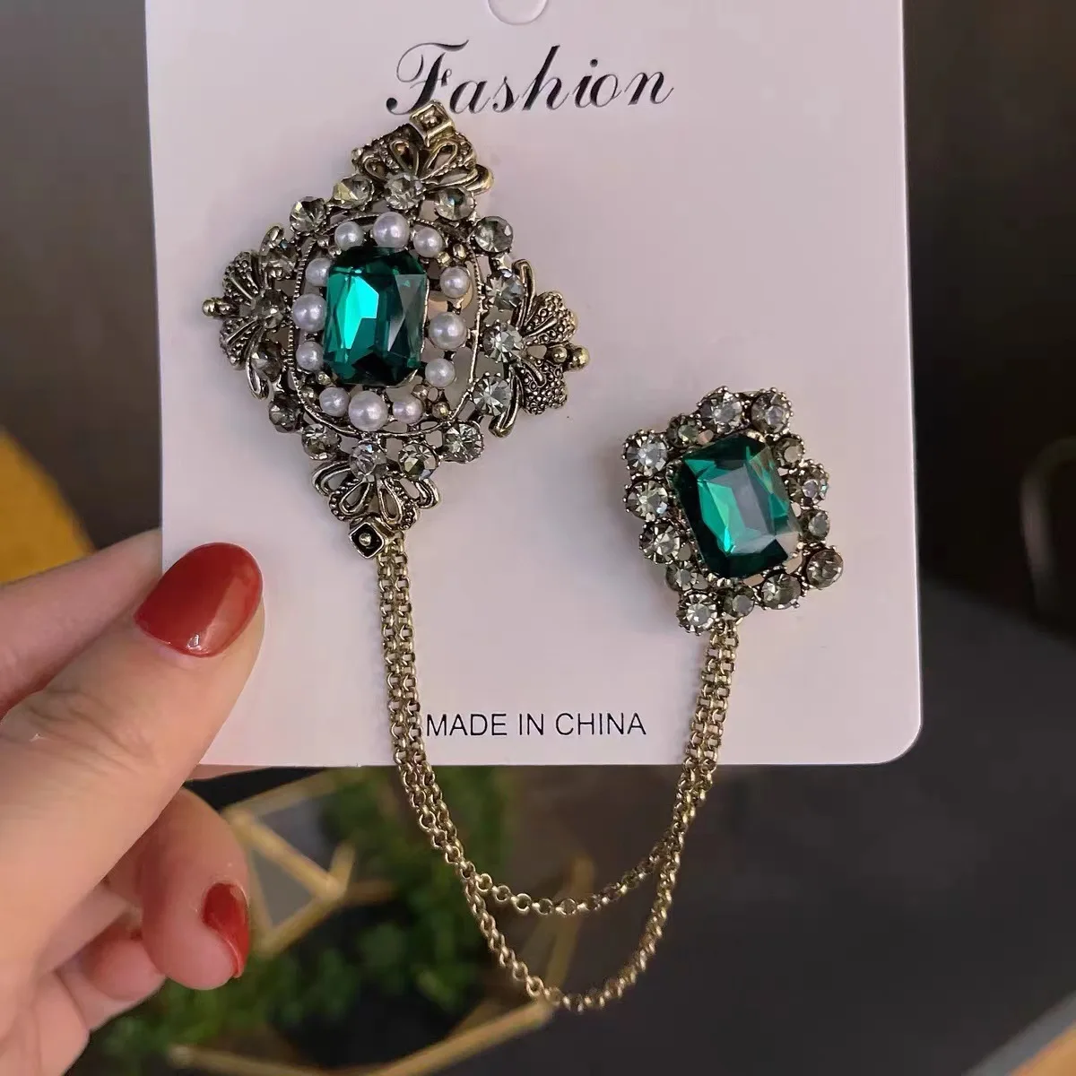 Courtly Baroque Temperament Rhinestone Brooches for Women Luxury Green Crystal Set Tassel Chain Design Lapel Pin Vintage Jewelry
Courtly Baroque Temperament Rhinestone Brooches for Women Luxury Green Crystal Set Tassel Chain Design Lapel Pin Vintage Jewelry