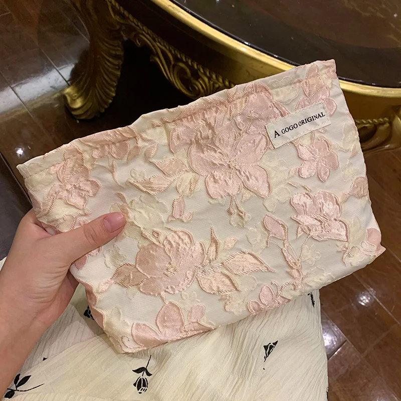 New Embroidered Jacquard Floral Cosmetic Bag Makeup Bag Portable Wash Bag Large Capacity Canvas Pencil Bag Pencil Case Clutch
New Embroidered Jacquard Floral Cosmetic Bag Makeup Bag Portable Wash Bag Large Capacity Canvas Pencil Bag Pencil Case Clutch