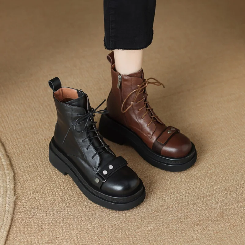 PETITE GIRL Thick Soled Martens For Women Leather English Style Lace-up Round Head Fashion Metal Breasted Short Biker Boots
PETITE GIRL Thick Soled Martens For Women Leather English Style Lace-up Round Head Fashion Metal Breasted Short Biker Boots