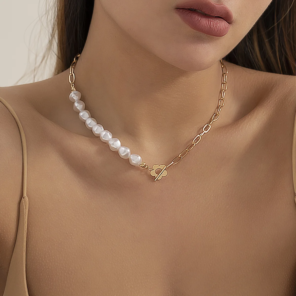 Stitched imitation pearl hollowed out single-layer flower retro clavicle chain
Stitched imitation pearl hollowed out single-layer flower retro clavicle chain