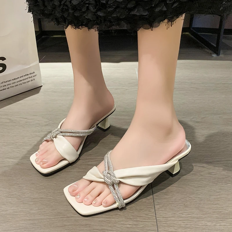 BCEBYL Spring and Summer New Fashion Square Toe Cross Strap Low Heel Rhinestone Slippers Womens Shoes Zapatos De Tacon Mujer
BCEBYL Spring and Summer New Fashion Square Toe Cross Strap Low Heel Rhinestone Slippers Womens Shoes Zapatos De Tacon Mujer