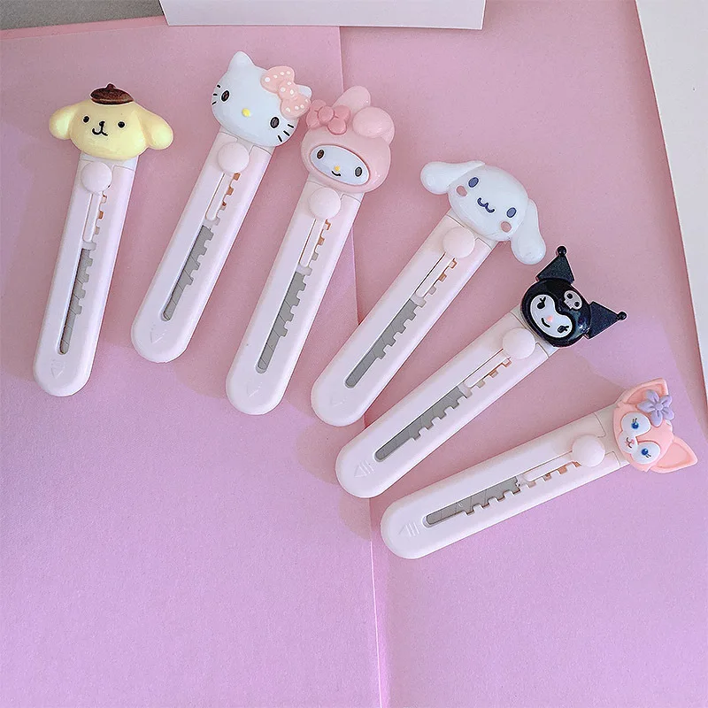 Kawaii Sanrioed аниме мультфильм серия Mymelody Cinnamoroll Kuromi утилитарный нож симпатичный модный практичный портативный нож резак
Kawaii Sanrioed аниме мультфильм серия Mymelody Cinnamoroll Kuromi утилитарный нож симпатичный модный практичный портативный нож резак