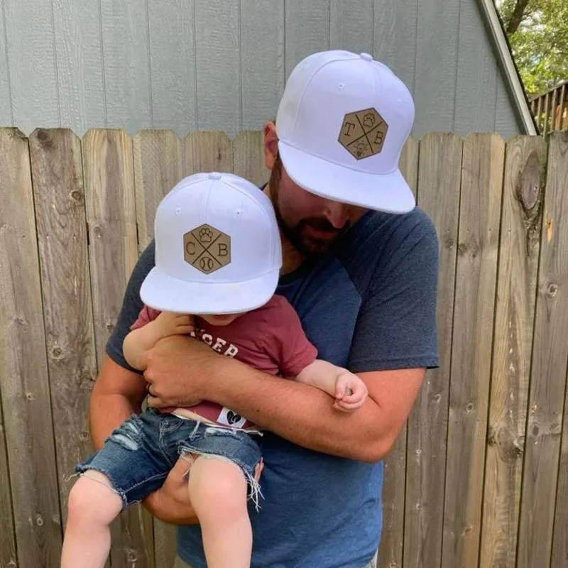 Кепка-бейсболка с символом и инициалами на заказ, кепка для младенцев, малышей, взрослых, детей, молодежных детей, кепка с шестигранной кожаной нашивкой
Кепка-бейсболка с символом и инициалами на заказ, кепка для младенцев, малышей, взрослых, детей, молодежных детей, кепка с шестигранной кожаной нашивкой