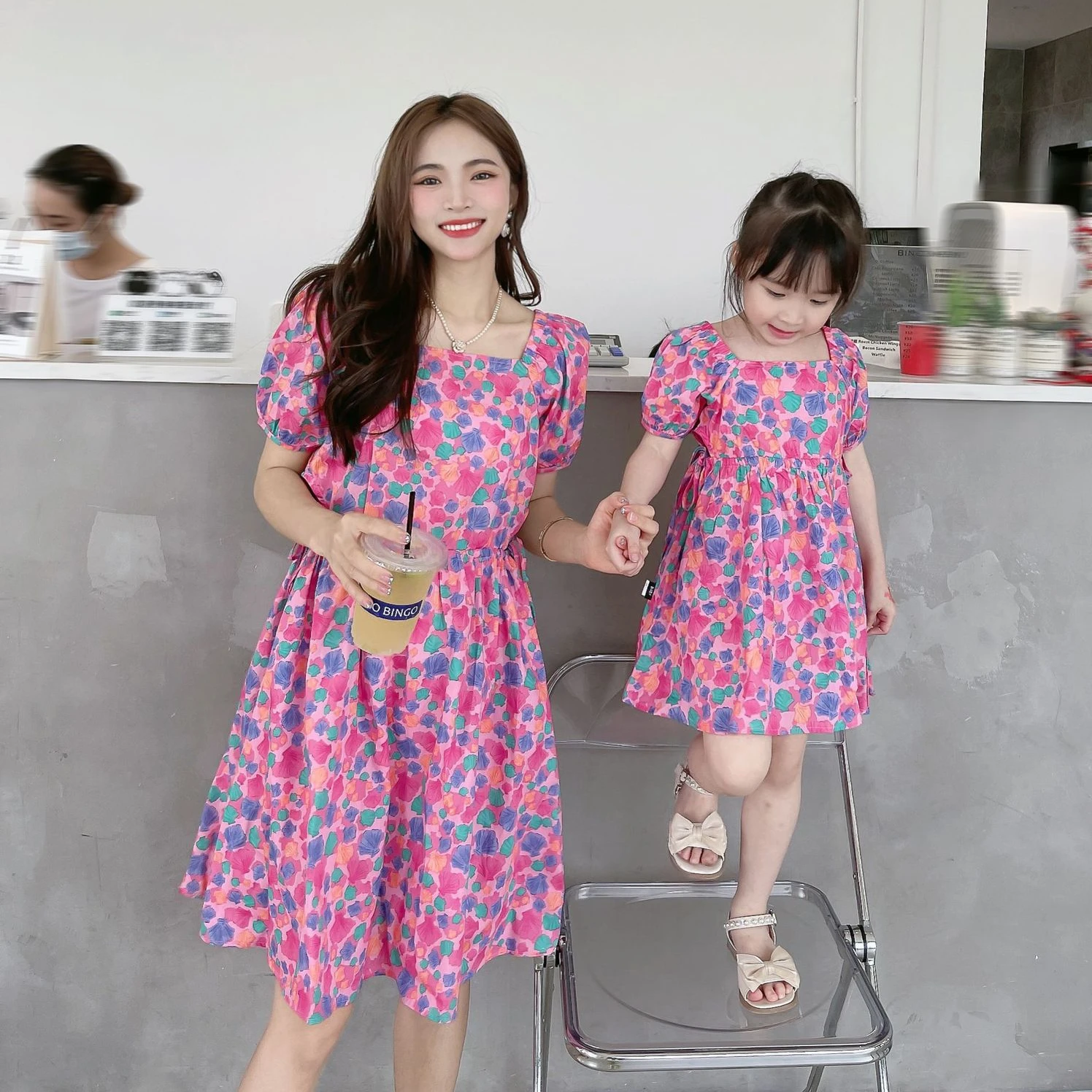 Mother Daughter Floral Dress For Parent-Child Matching Flower Pattern Clothing Mom And Baby Girl One Piece Dresses Women Clothes
Mother Daughter Floral Dress For Parent-Child Matching Flower Pattern Clothing Mom And Baby Girl One Piece Dresses Women Clothes