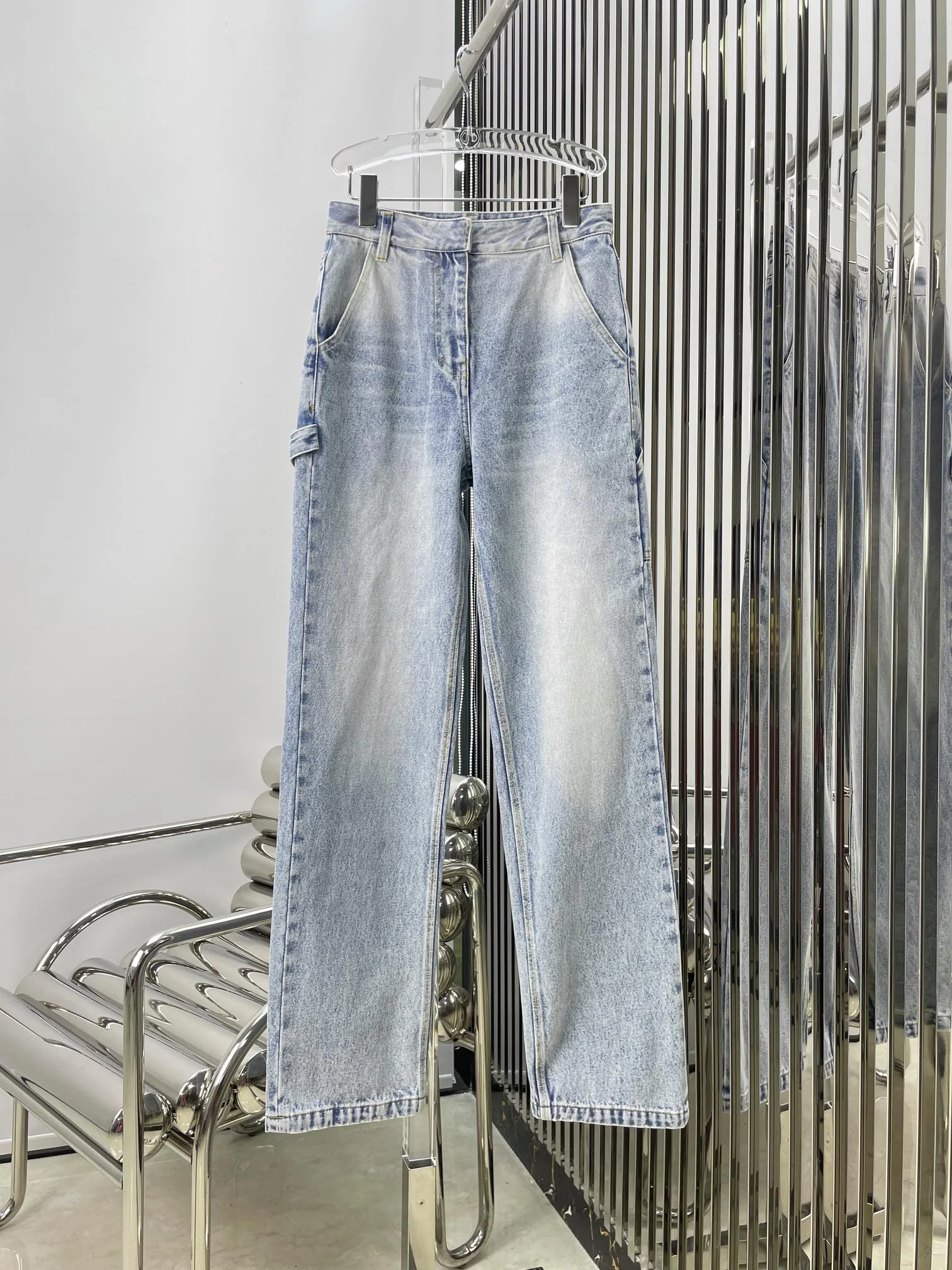 

New wash water light color tooling wind straight leg jeans, easy to have long legs wearing elongated leg type